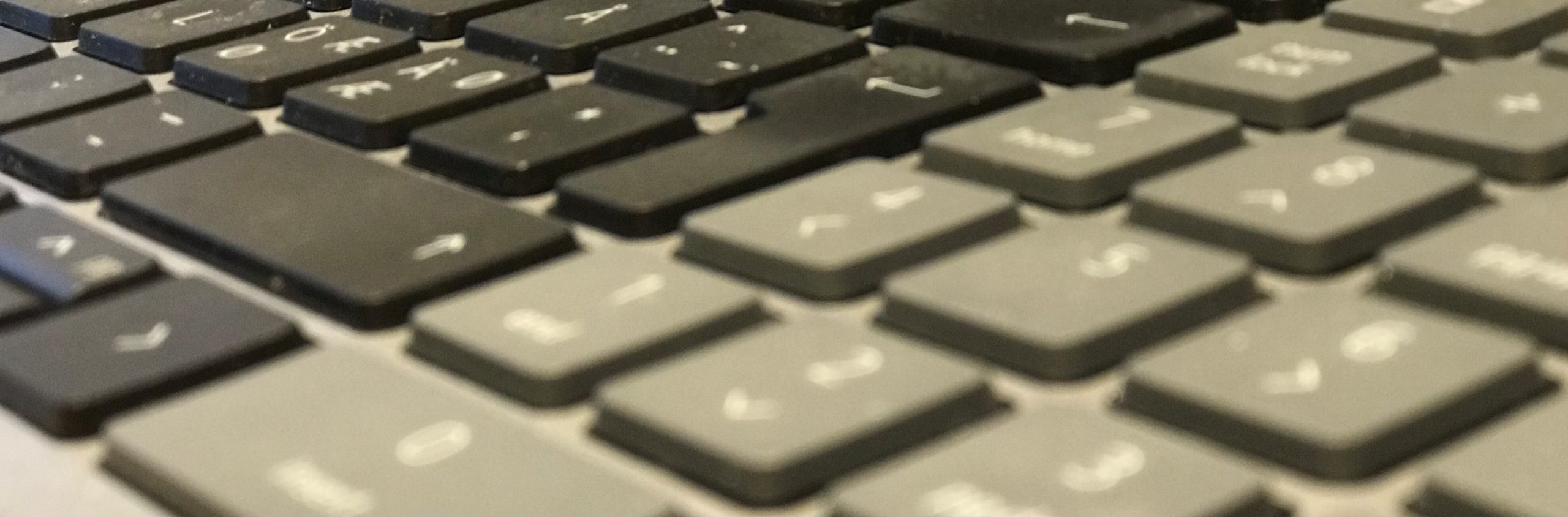 Sort-hvitt bilde av et tastatur