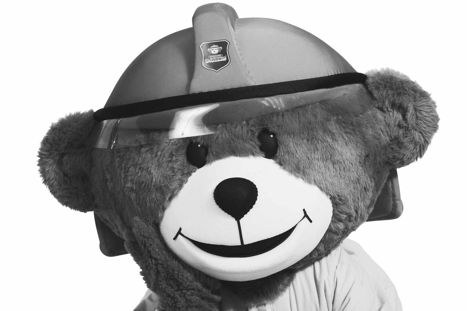 Sort-hvitt profilbilde av brannbamsen Bjørnis 